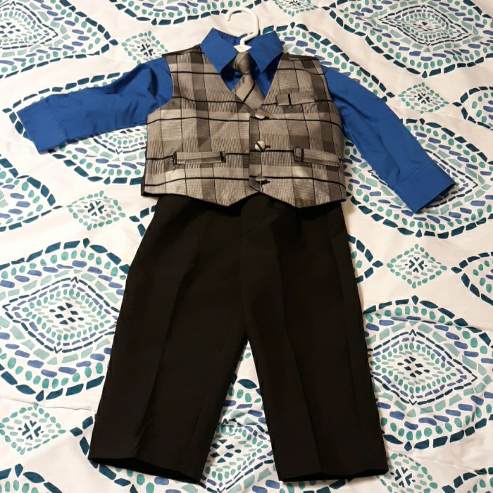 #647 Rocawear 4 piece set. SIZE: 2T